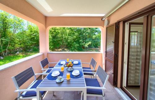 Sveti Vid Dobrinjski Apartamento | Oak Meadow Apartment