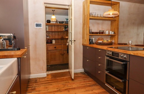 Hastings Cabaña | OAK MEADOW, pet friendly, character holiday cottage in Westfield