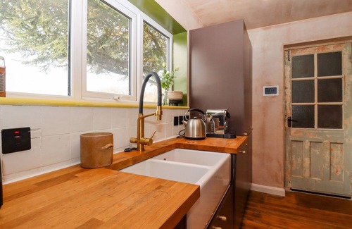 Hastings Cabaña | OAK MEADOW, pet friendly, character holiday cottage in Westfield