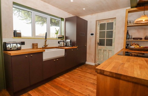 Hastings Cabaña | OAK MEADOW, pet friendly, character holiday cottage in Westfield