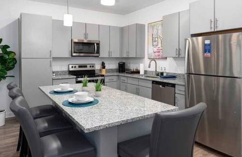 Pelham Apartamento | Oak Mountain Retreat: Pool, Gym & Balcony