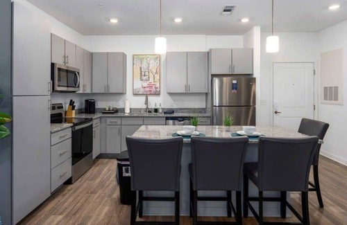 Pelham Apartamento | Oak Mountain Retreat: Pool, Gym & Balcony