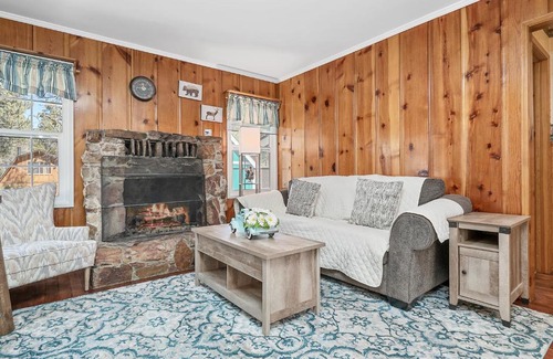 Big Bear Lake Chalet De Esquí | Oak Nesting - Great chalet style cabin at the end of the street with rustic stone gas log fireplace!