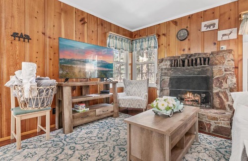 Big Bear Lake Chalet De Esquí | Oak Nesting - Great chalet style cabin at the end of the street with rustic stone gas log fireplace!