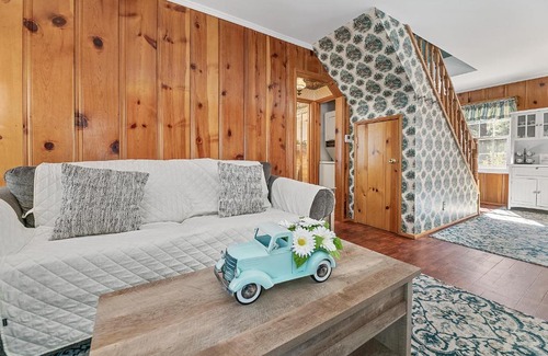 Big Bear Lake Chalet De Esquí | Oak Nesting - Great chalet style cabin at the end of the street with rustic stone gas log fireplace!