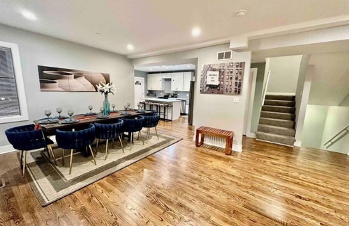 Oak Park Casa | Oak Park 3000 sq ft, sleep 16