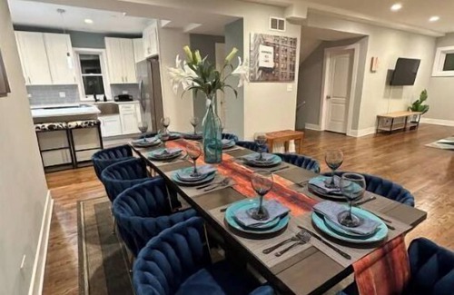 Oak Park Casa | Oak Park 3000 sq ft, sleep 16