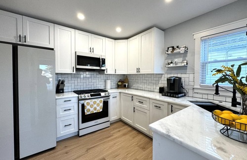 Milwaukee Casa | Oak Park Bliss: 3BR, 2BA Gem