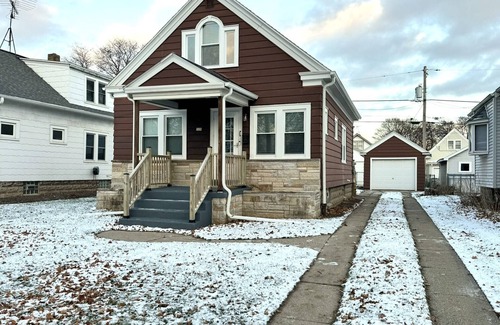 Milwaukee Casa | Oak Park Bliss: 3BR, 2BA Gem