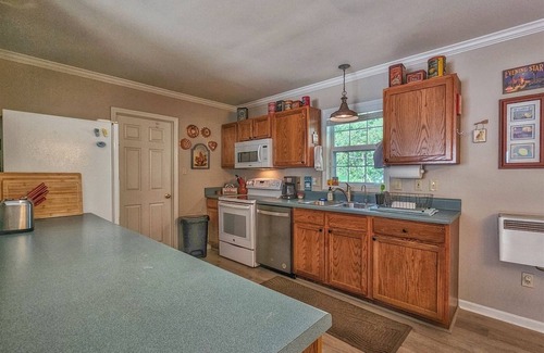 Haywood County Casa | Oak Park Retreat: 2BR 2BA Cozy Peaceful Home near Haywood Regional Medical