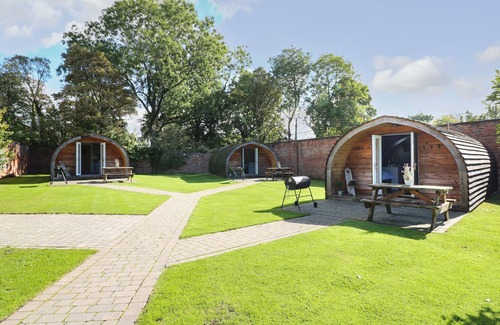 Denstone Cabaña | OAK, pet friendly, character holiday cottage in Rocester