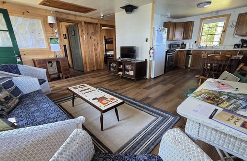 Mac Mahan Casa | OAK POINT CABIN | WATERFRONT | 2 Bed, 1 Bath