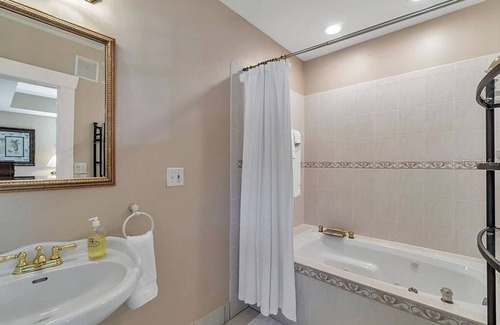 Historic Old Northeast Cama Y Desayuno | Oak Room at ONE Inn, steps to Downtown St. Pete: Ideal for all guests!