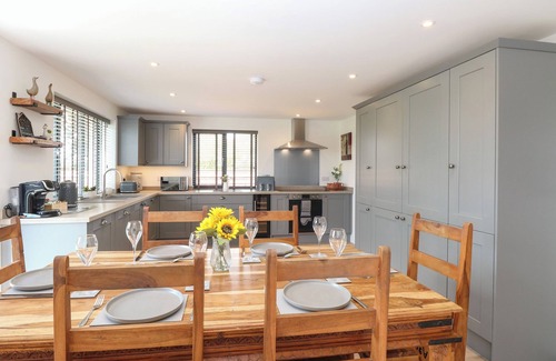 Filby Cabaña | OAK TREE HOUSE, 1 HOMESTEAD GARDENS, family friendly in Filby