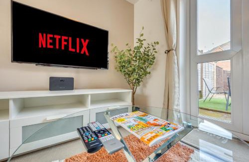 Haversham Casa | Oakbridge House - 6 mins drive to CMK - Free Parking, Fast WiFi, Smart TVs with Sky and Netflix by Yoko Property