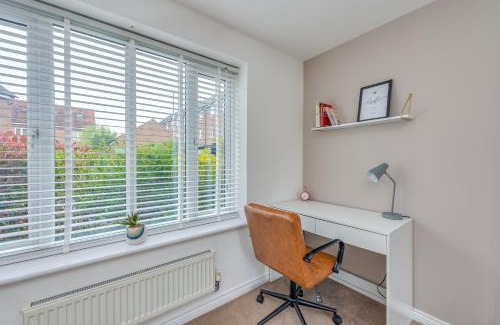 Haversham Casa | Oakbridge House - 6 mins drive to CMK - Free Parking, Fast WiFi, Smart TVs with Sky and Netflix by Yoko Property