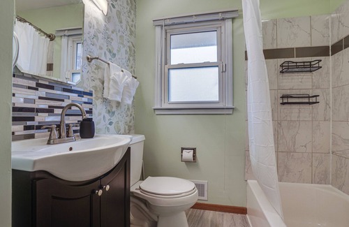 Oakdale Casa | Oakdale Home w/ Deck - 7 Mi to Downtown St Paul!