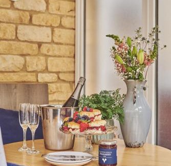 Bourton Casa | Oakey Cottage - Complimentary Breakfast