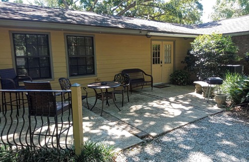 Long Beach Apartamento | OakHaven Annex--Large, secluded apartment one block from beach and Walmart.