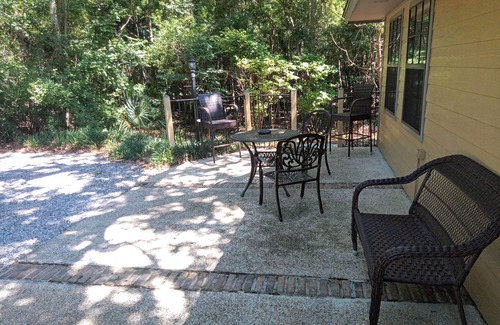 Long Beach Apartamento | OakHaven Annex--Large, secluded apartment one block from beach and Walmart.