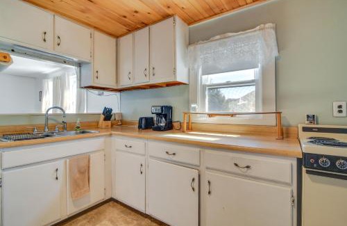 Oakland Apartamento | Oakland Apt on Messalonskee Lake with Dock Access!