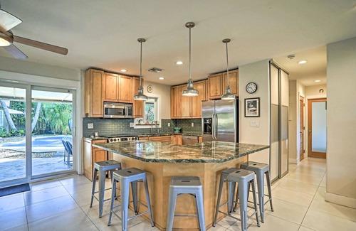 South Corals Casa | Renovado Oakland Park Home w / Yard, Patio y piscina!