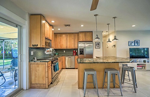 South Corals Casa | Renovado Oakland Park Home w / Yard, Patio y piscina!