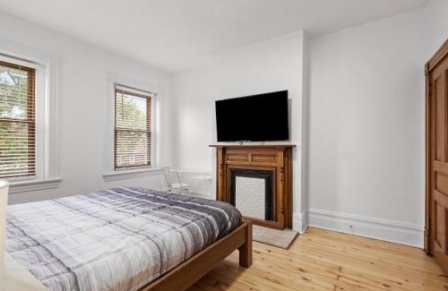 South Oakland Casa | Oakland, Pittsburgh !C Bright and Stylish Private Bedroom with Shared Bathroom
