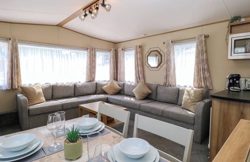 Hopton Cabaña | OAKLEY RETREAT, pet friendly, with pool in Belton, Norfolk