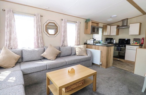 Hopton Cabaña | OAKLEY RETREAT, pet friendly, with pool in Belton, Norfolk