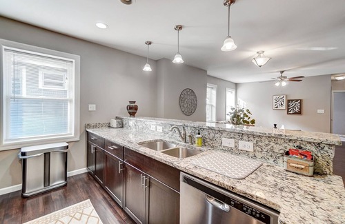 Oakley Condominio | Oakley Square 2BR Condo-Walkable with Free Parking