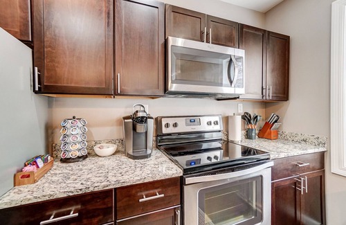 Oakley Condominio | Oakley Square 2BR Condo-Walkable with Free Parking