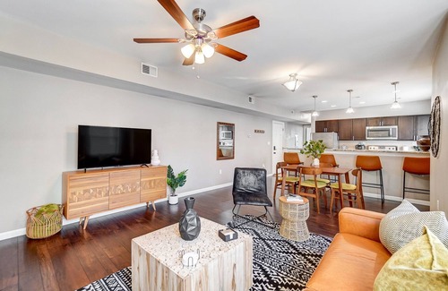 Oakley Condominio | Oakley Square 2BR Condo-Walkable with Free Parking