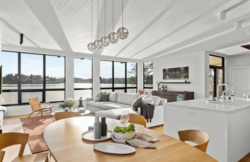 Saanich Casa | Oakmere House on Portage Inlet