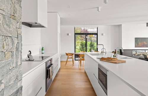 Saanich Casa | Oakmere House on Portage Inlet