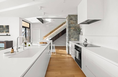 Saanich Casa | Oakmere House on Portage Inlet