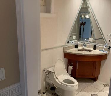South Cambie Casa | Oakridge Luxury Homestay