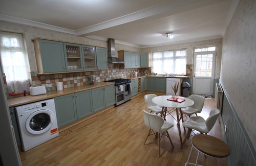 London Borough of Hounslow Casa | Oaks House- A Spacious Four Bedroom + Two Bathrooms Detached House in Feltham.