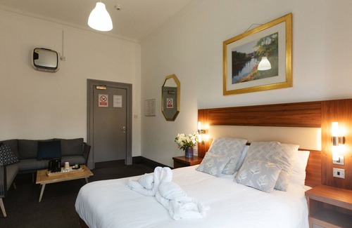 Paisley Cama Y Desayuno | Oakshaw Guesthouse - Cozy Double Room in a Central Location. R9