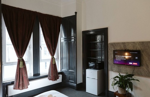 Paisley Cama Y Desayuno | Oakshaw Guesthouse - Cozy Double Room in a Central Location. R9