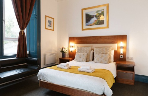 Paisley Cama Y Desayuno | Oakshaw Guesthouse - Cozy Double Room in a Central Location. R7