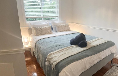 Bronte Casa | Oakville Retreat - 4 bedroom 5 beds - short walk from the lake