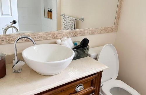 Bronte Casa | Oakville Retreat - 4 bedroom 5 beds - short walk from the lake