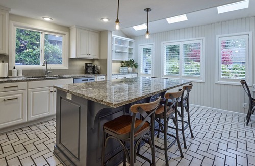 Cal Young Casa | Oakway Blissful Abode, Walk to Autzen Stadium