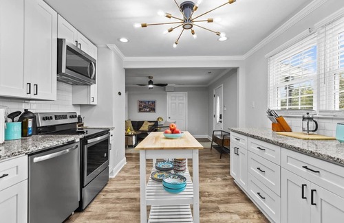 Downtown Casa | Oakwood Cottage Deux - Put Green, Mins to DT