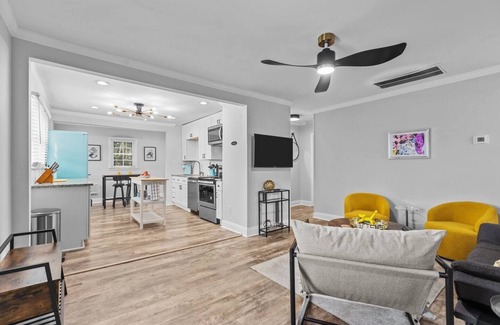 Downtown Casa | Oakwood Cottage Deux - Put Green, Mins to DT