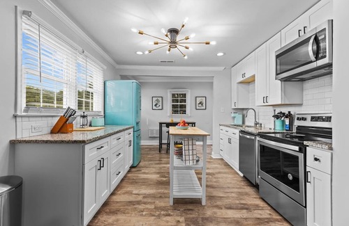 Downtown Casa | Oakwood Cottage Deux - Put Green, Mins to DT