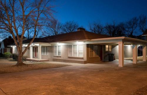 Hot Springs Casa | Oakwood Manor - Steps to Oaklawn, minutes to Downtown, Lakes, More