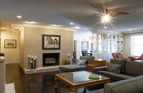 Hot Springs Casa | Oakwood Manor - Steps to Oaklawn, minutes to Downtown, Lakes, More