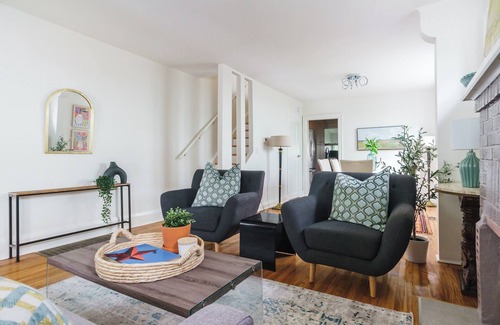 Upper Beaches Casa | Oasis 3-bedroom house in the Beaches with AC and WiFi in Toronto